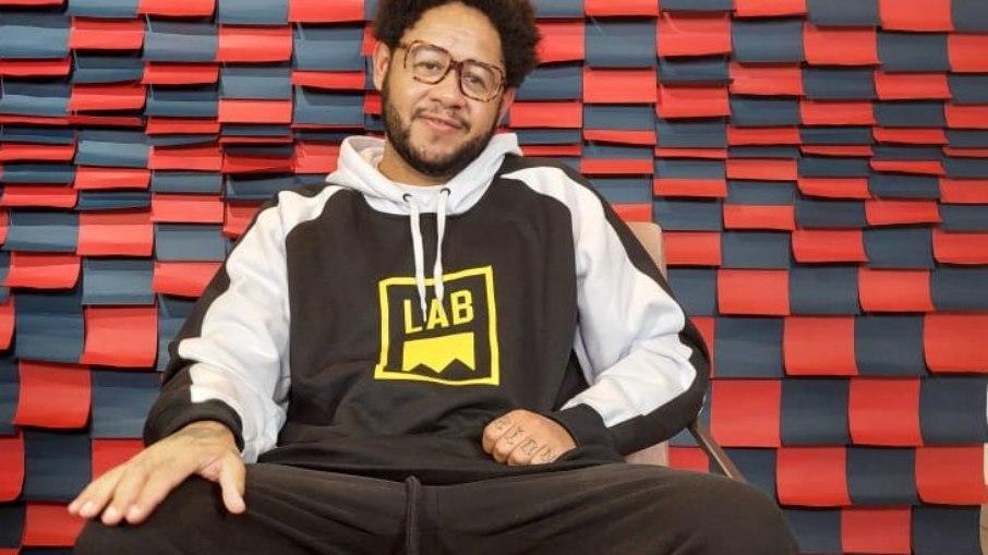 Emicida critica fala de Luciano Huck no 'Papo de Segunda'