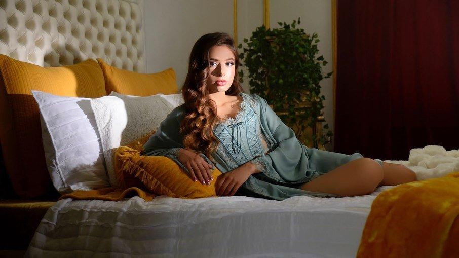 Emilia Pedersen lança música com Eren Cannata, mesmo produtor de Demi Lovato