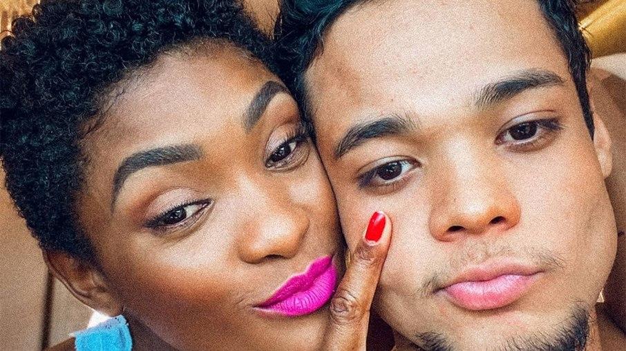 Erika Januza comenta neuras por namorar um rapaz 14 anos mais novo