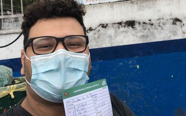Ex-BBB 20 Victor Hugo toma a vacina contra Covid-19: 