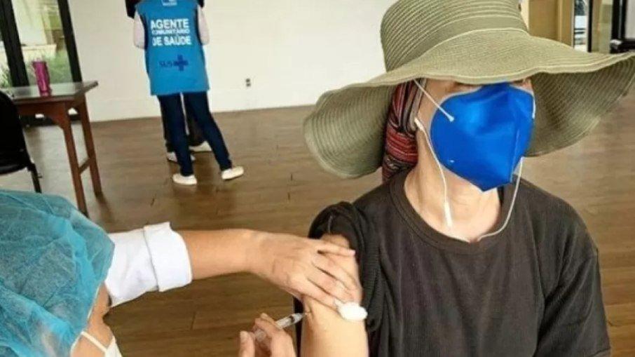 Fernanda Torres toma vacina da AstraZeneca contra Covid-19: 