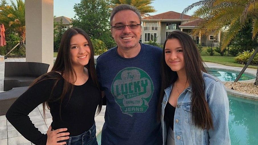 Filhas de Gugu mostram o banheiro gigante da mansão nos EUA que o pai deixou