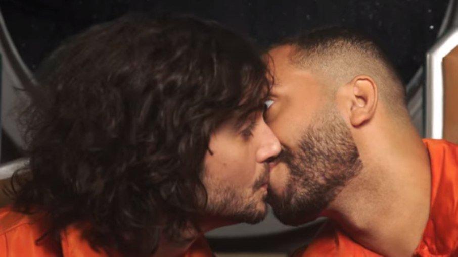 Fiuk beija Gil do Vigor em clipe de nova música; assista