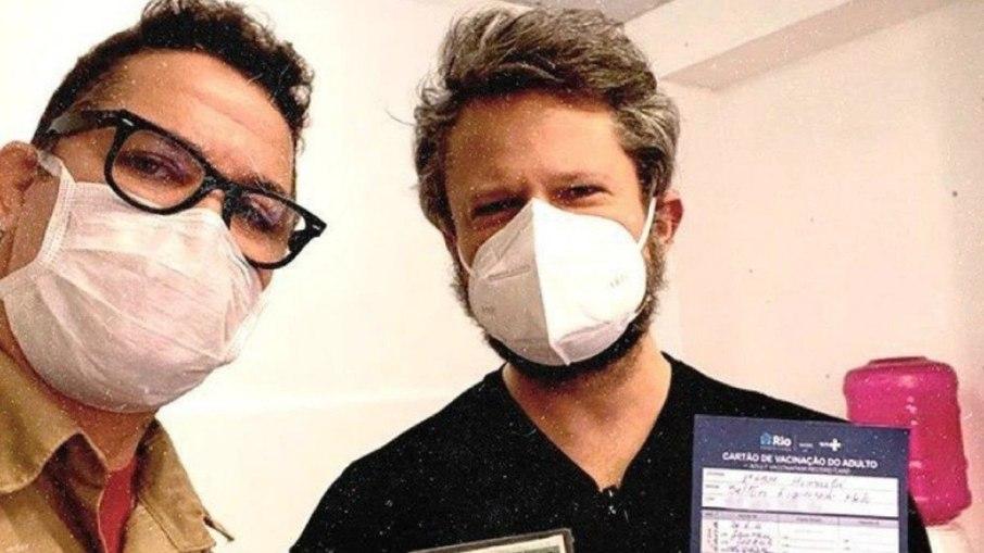 'Fui de luto por mais 500 mil brasileiros', diz Selton Mello após se vacinar