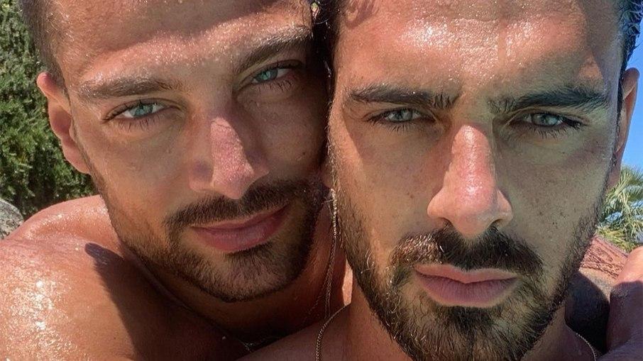 Galã da Netflix corre para desmentir boatos de que seria gay