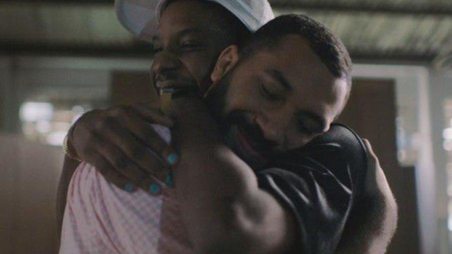 Gil do Vigor e Lucas Penteado estrelam campanha de dia dos namorados