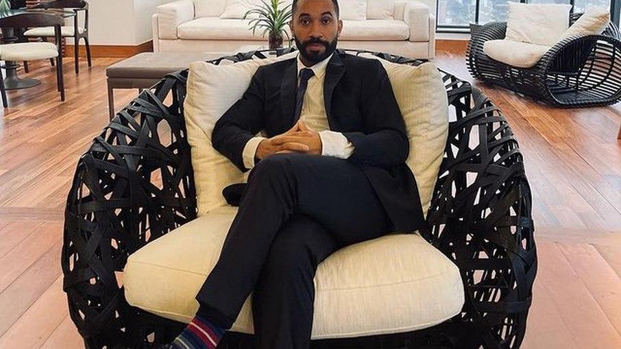 Gil do Vigor se hospeda em hotel de luxo e recebe elogio de Sabrina Sato