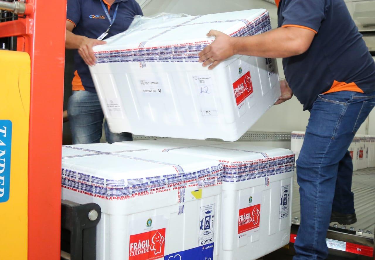 Goiás recebe 194.750 doses da AstraZeneca e começa imunizar público a partir dos 59 anos