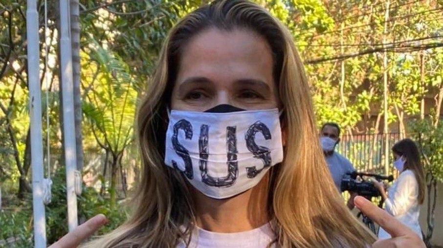 Ingrid Guimarães homenageia Paulo Gustavo e o SUS ao ser vacinada contra Covid