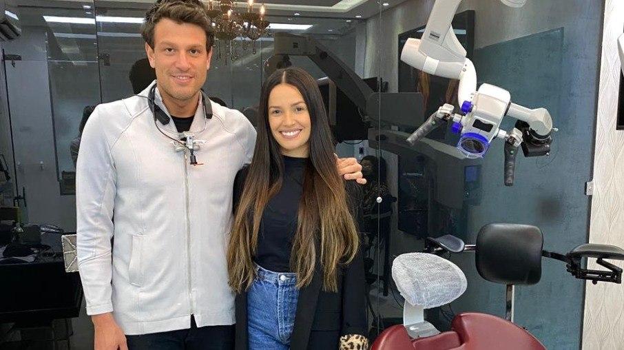 Juliette é mais uma que adere ao uso de lentes de contato nos dentes; veja