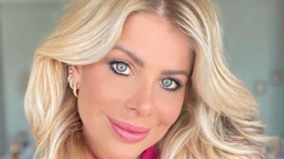 Karina Bacchi fica na dúvida se realmente foi vacinada contra Covid-19