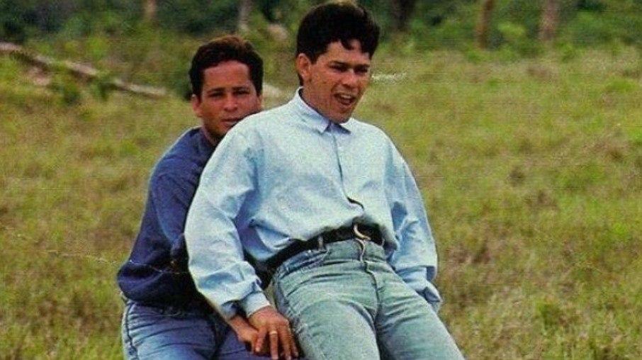 Leonardo faz homenagem ao irmão Leandro 23 anos após morte do cantor