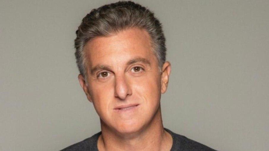 Luciano Huck é vacinado contra Covid-19: 'Orgulho de ser brasileiro'