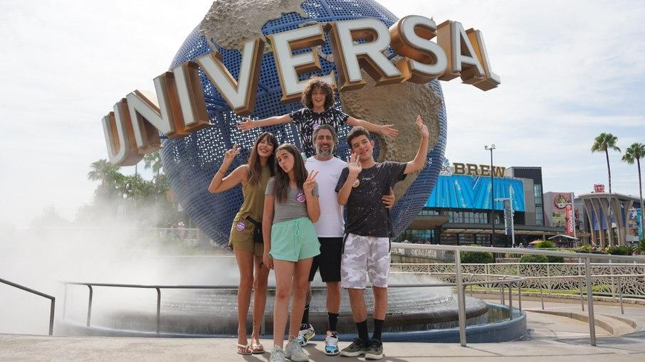 Marcos Mion comemora aniversário do filho com a família na Universal Orlando