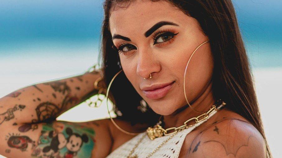 MC Marcelly denuncia ex, acusado de agredi-la, por mandar sms mesmo preso