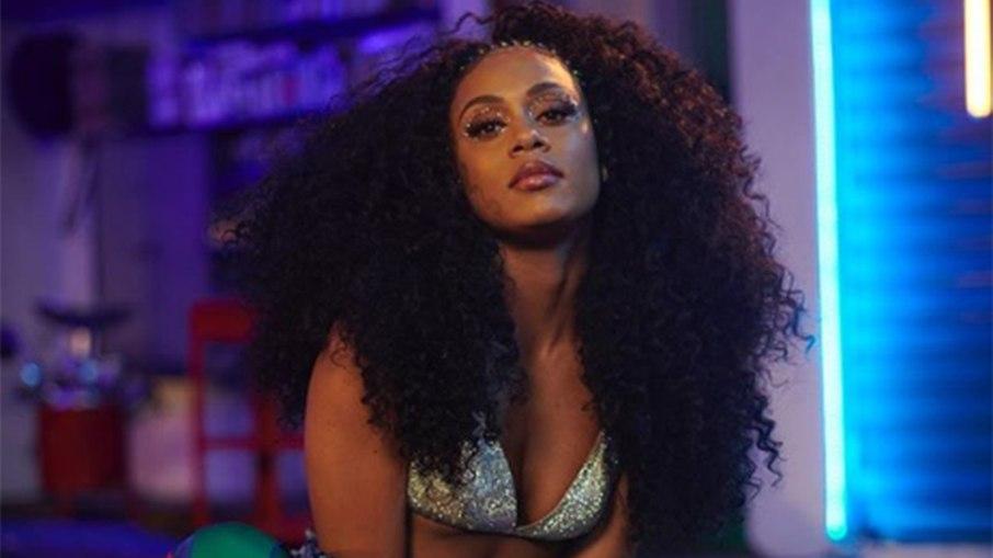 MC Rebecca: cadela da cantora come dinheiro e reação dela surpreende