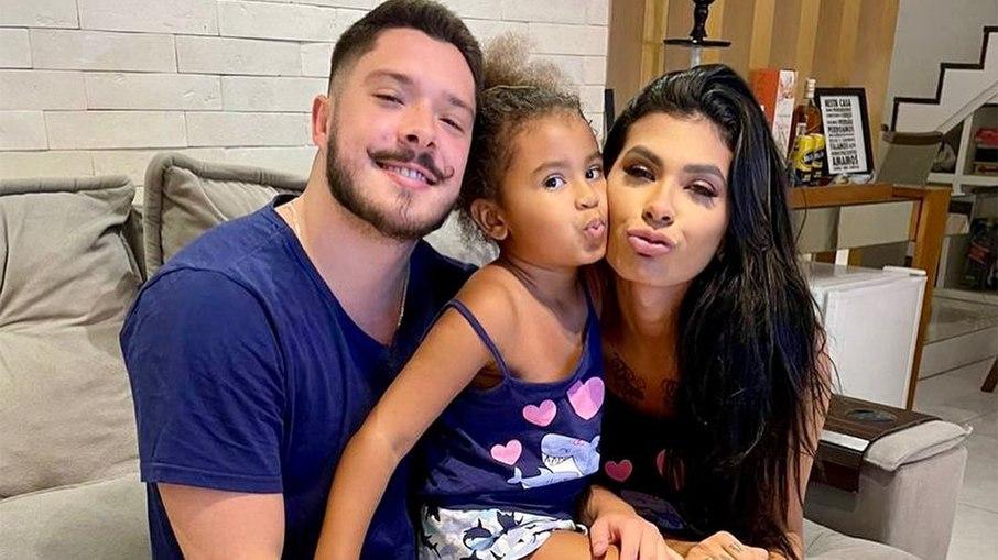 Noivo de Pocah homenageia filha da cantora com tatuagem