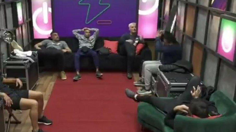 'Power Couple': Pedaço do cenário cai e atinge cabeça de participante