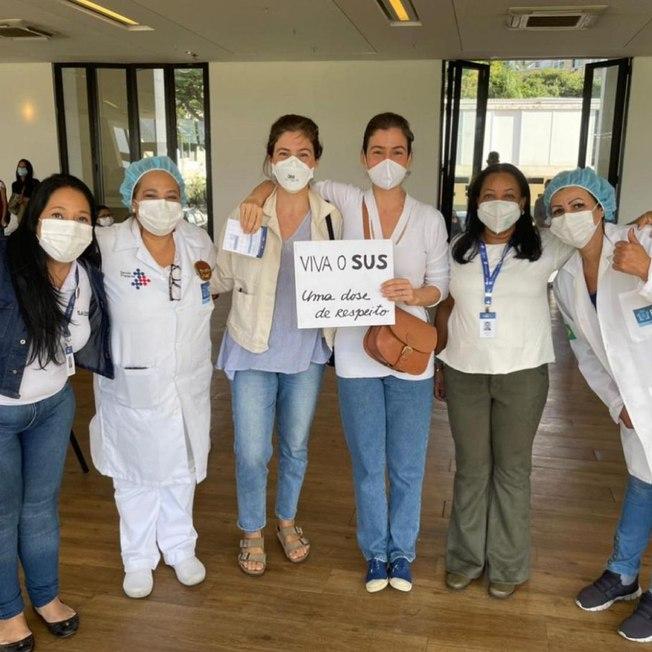 Renata Vasconcellos e irmã gêmea são vacinadas contra Covid-19 no Rio