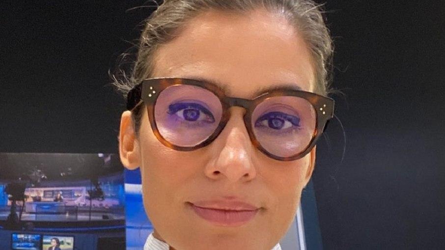 Renata Vasconcellos se atrapalha no 