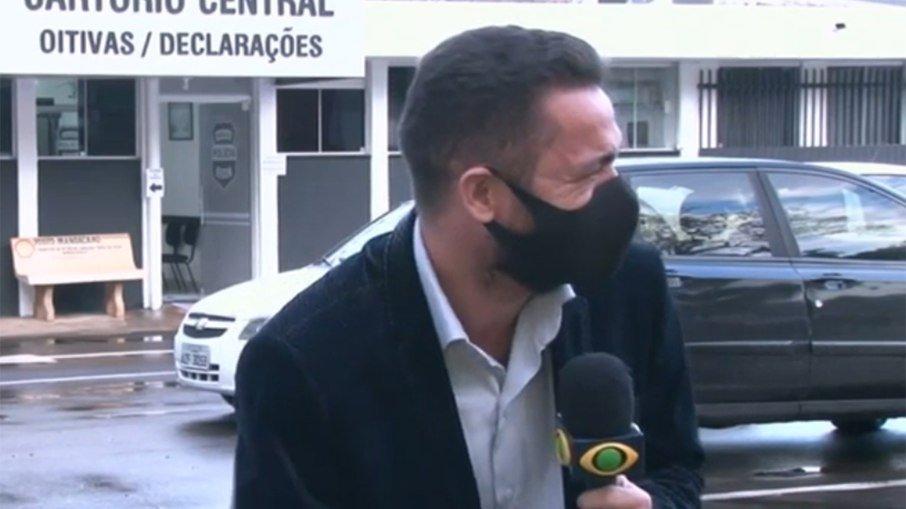 Repórter da Band viraliza com crise de riso ao dar notícia de galo detido