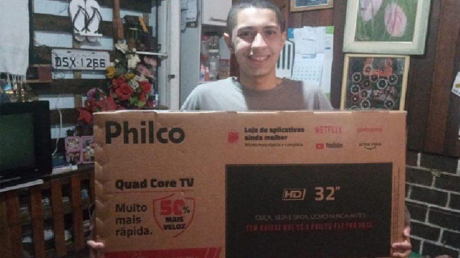 Repórter da Globo dá uma televisão de presente para jovem fã de jornalistas