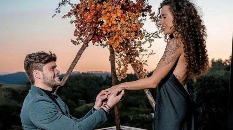 Surpresa! Breno Simões pede Paula Amorim em casamento após preparação de 45 dias
