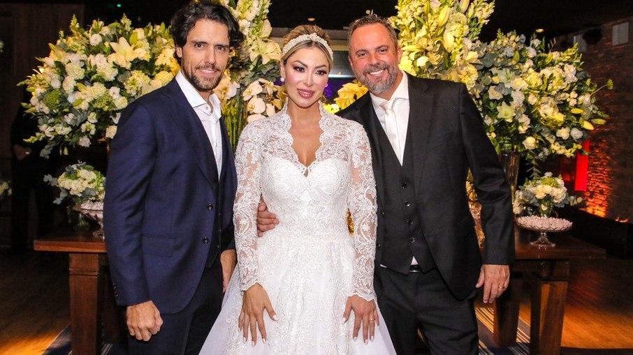 Thiago Arancam e Felipe Pezzoni, da banda Eva, prestigiam casamento em São Paulo