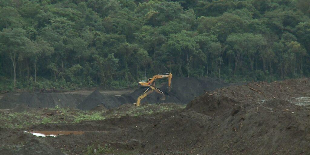 Bombeiros encontram locomotiva usada pela Vale em Brumadinho