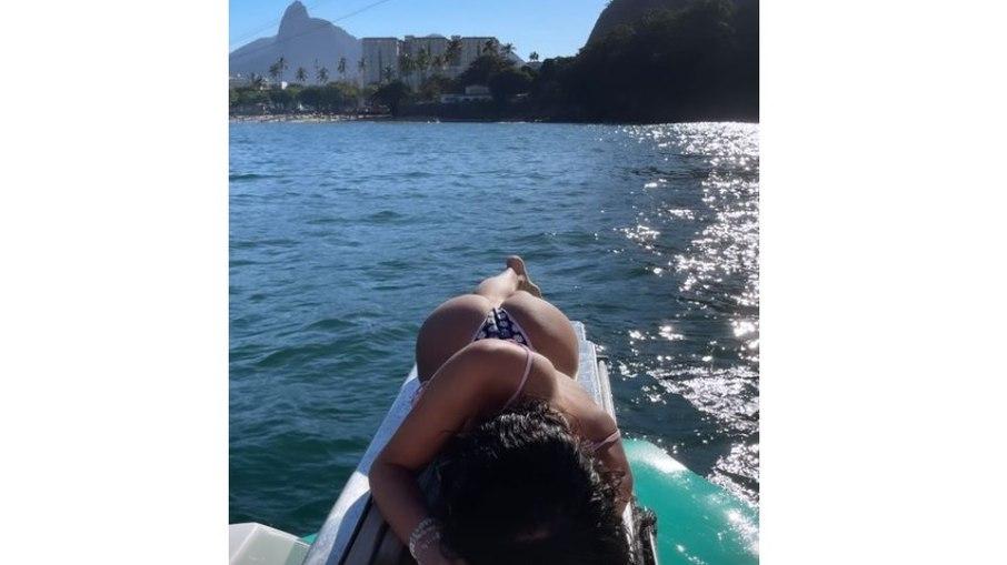 Bruna Marquezine sensualiza em foto tomando sol