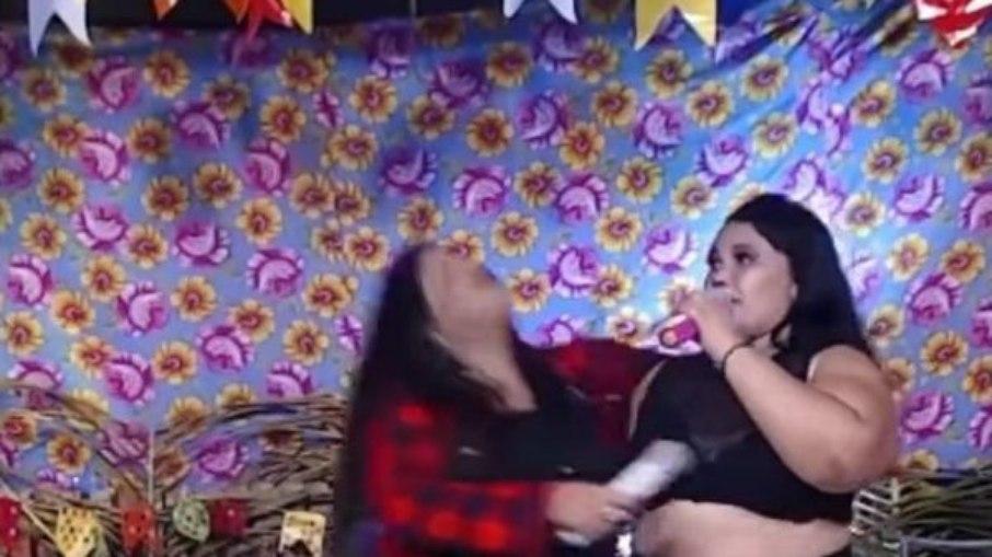 Cantora desmaia durante live e amiga continua se apresentando; veja vídeo