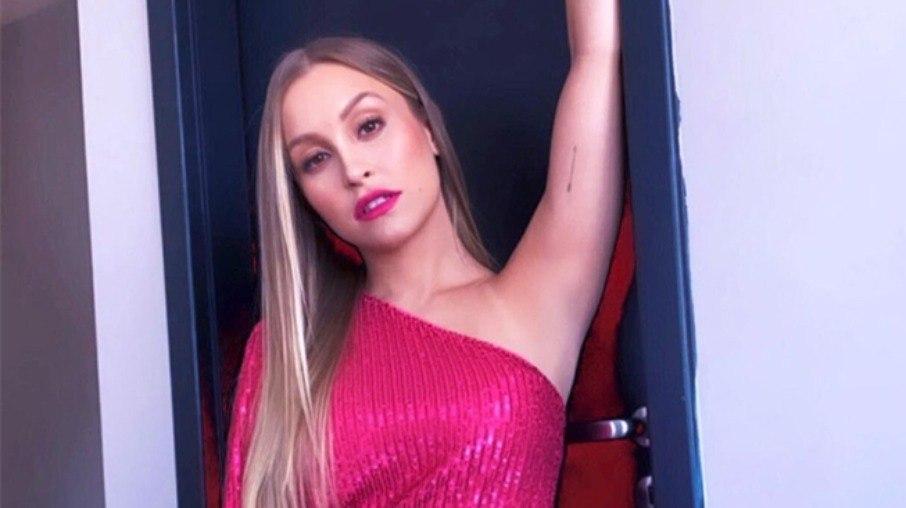 Carla Díaz surpreende fãs ao compartilhar clique sensual nas redes