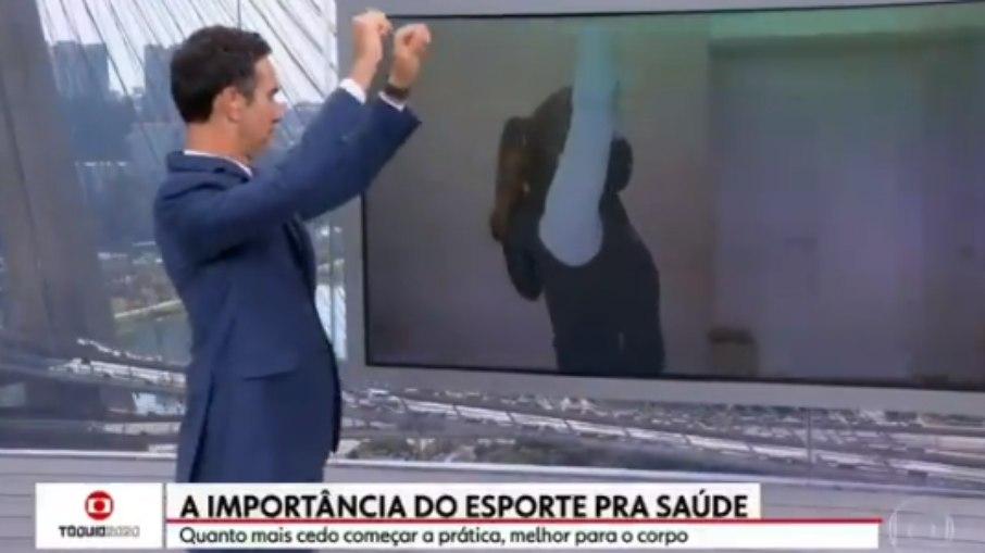 César Tralli faz exercício ao vivo em telejornal da Globo; veja vídeo