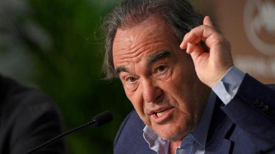 Cineasta Oliver Stone diz que prisão de Lula foi 