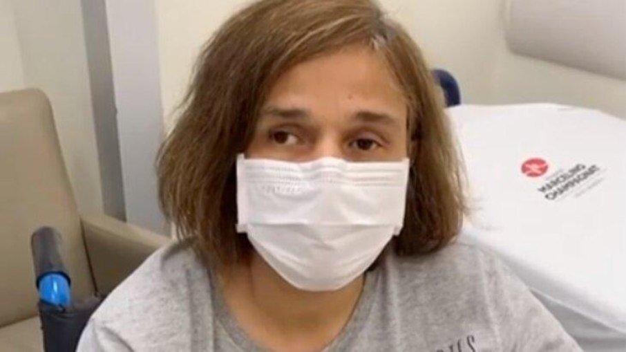Claudia Rodrigues tem melhora e sai da UTI, mas segue internada
