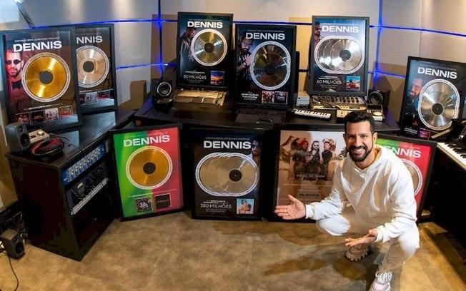 Dennis é surpreendido com discos de ouro, platina e diamante