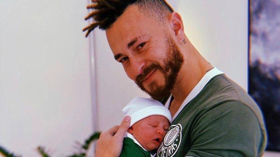 Fred posa com o filho Cris e faz desabafo: 'Seu pai já foi ameaçado e agredido'