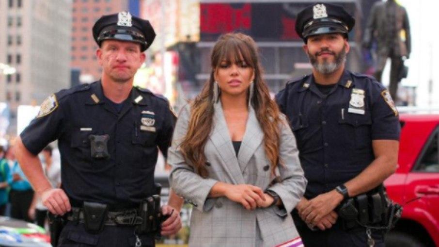 Gabily é abordada por policiais ao fazer show improvisado na Time Square
