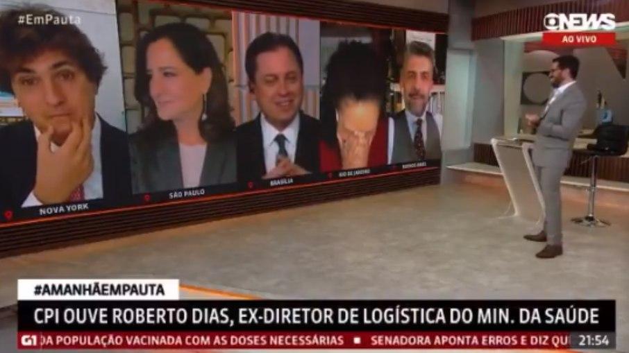 Jornalista se distrai ao vivo e apresentador chama atenção: 'Tá no ar, meu amor'