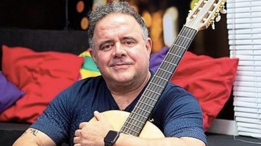 Leo Jaime é surpreendido com pedido de foto vestindo apenas sunga ou cueca; veja