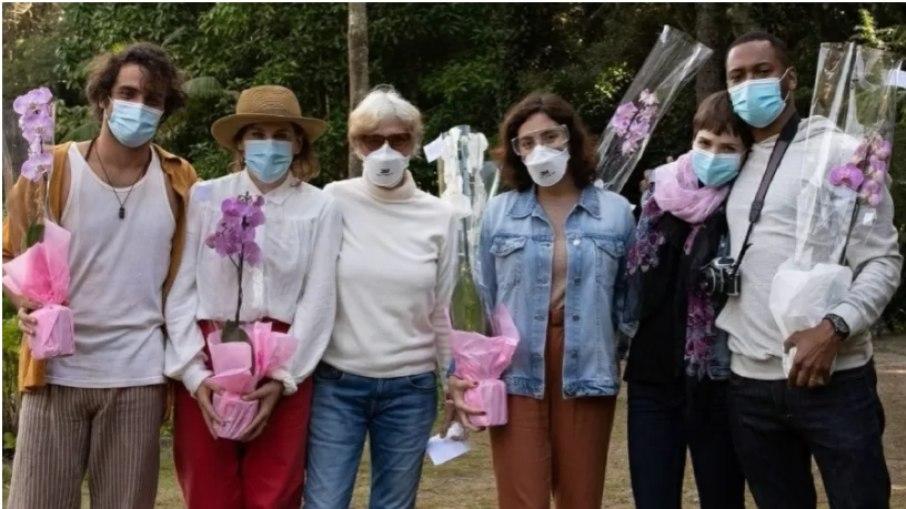 Letícia Colin mostra gravação de filme e diz: 