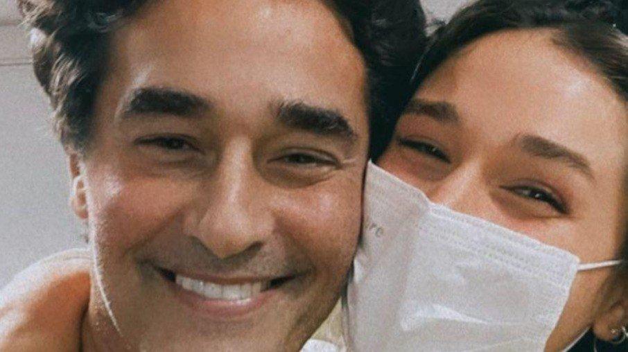 Luciano Szafir aparece sorridente em foto com Sasha após sair da UTI