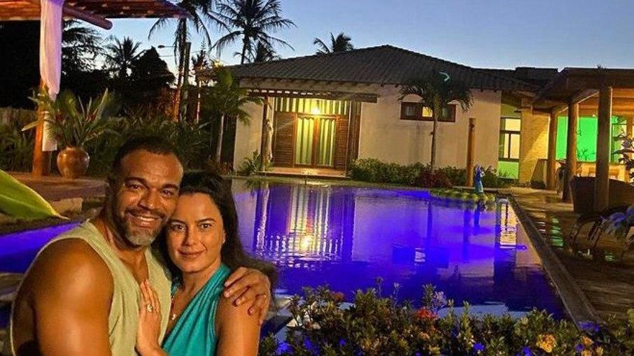 Luciele Di Camargo e Denilson exibem casa de luxo; casal curte férias na Bahia