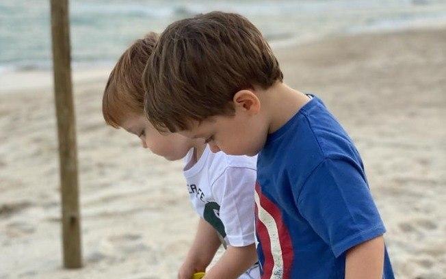 Mãe de Paulo Gustavo homenageia ator com foto dos filhos dele
