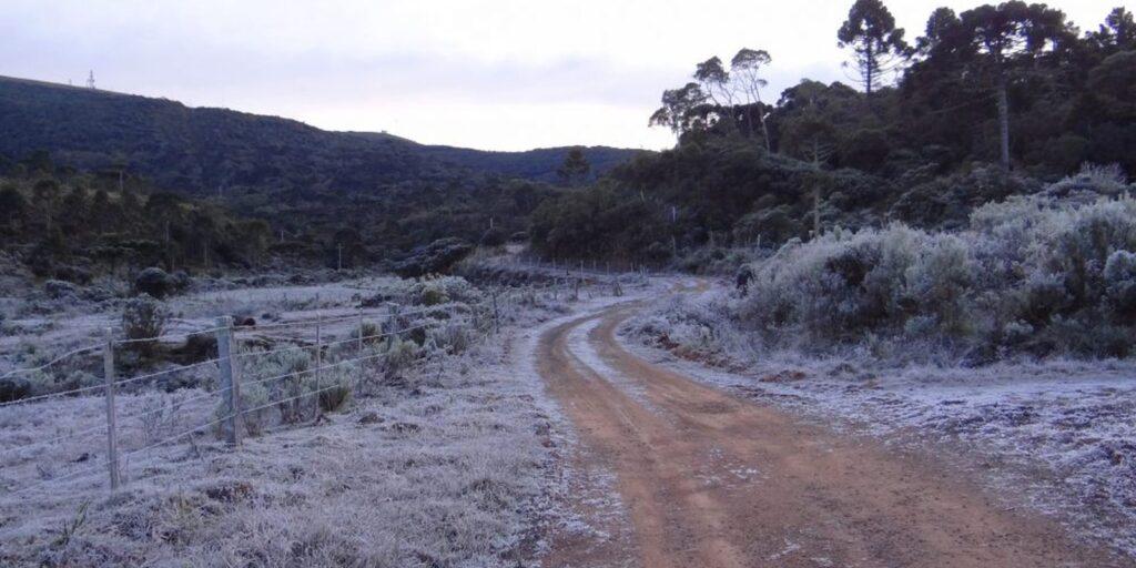 Massa de ar polar seca provocou neve e geada no Sul