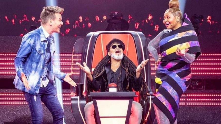 Michel Teló tem disputa inusitada com Carlinhos Brown no 'The Voice Kids'