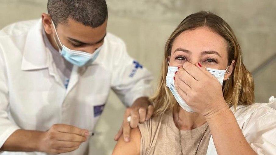 Paolla Oliveira se emociona ao receber vacina contra Covid-19: 'Primeiro passo'