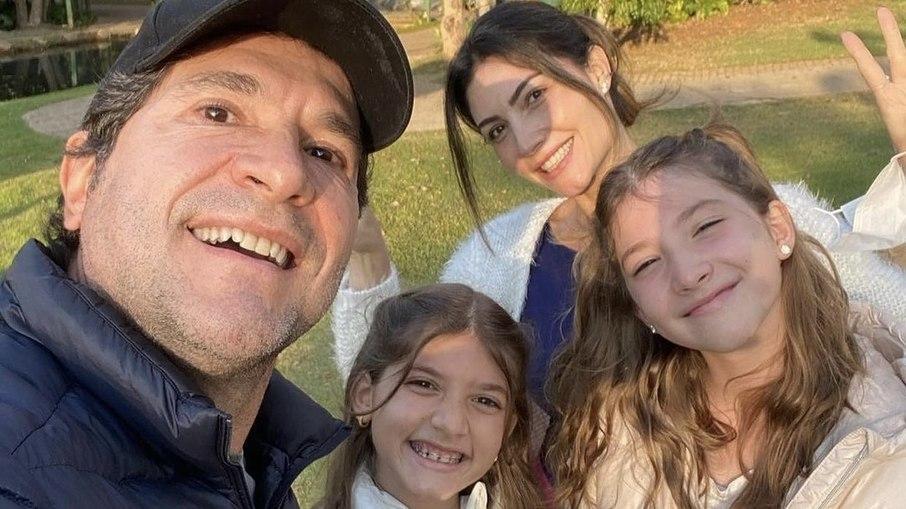 Prestes a ser pai novamente, Daniel curte hotel de luxo com a mulher e as filhas