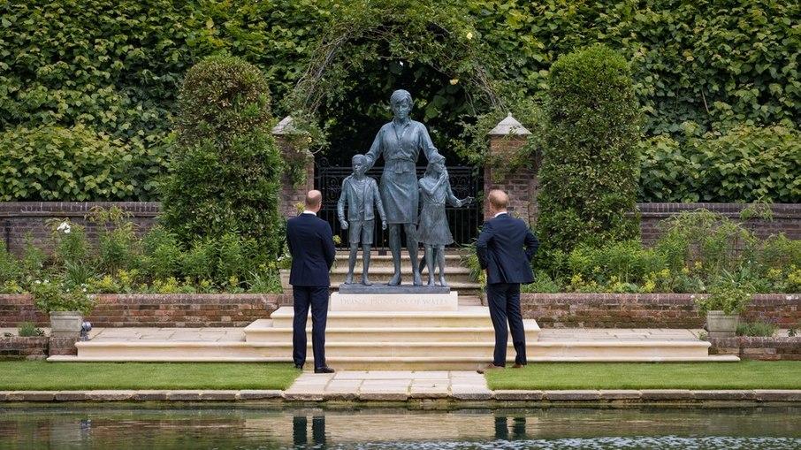 Príncipe Harry e William se encontram para inaugurar a estátua da princesa Diana