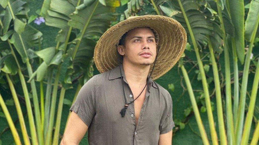 Silvero Pereira fará peão gay em remake de 